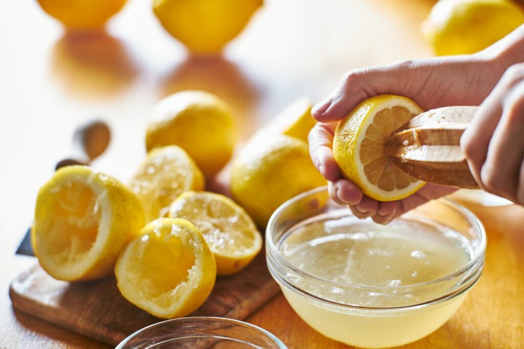 squeez lemon to make lemon juice